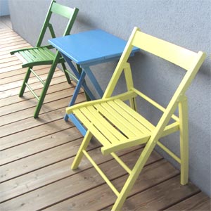 bunte Gartenstühle in Gelb und Grün
