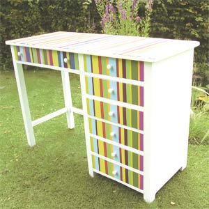 bunt getreifter Schreibtisch