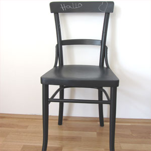 schwarzer Stuhl mit Tafellack