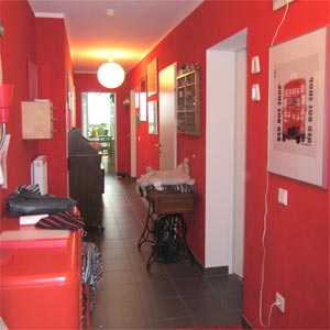 Einrichten und Wohnen - Die mobile Einrichtungs- und Wohnberatung: Projekte, Wohnraumgestaltung: Garderobe in einem warmen Rot mit viel Stauraum